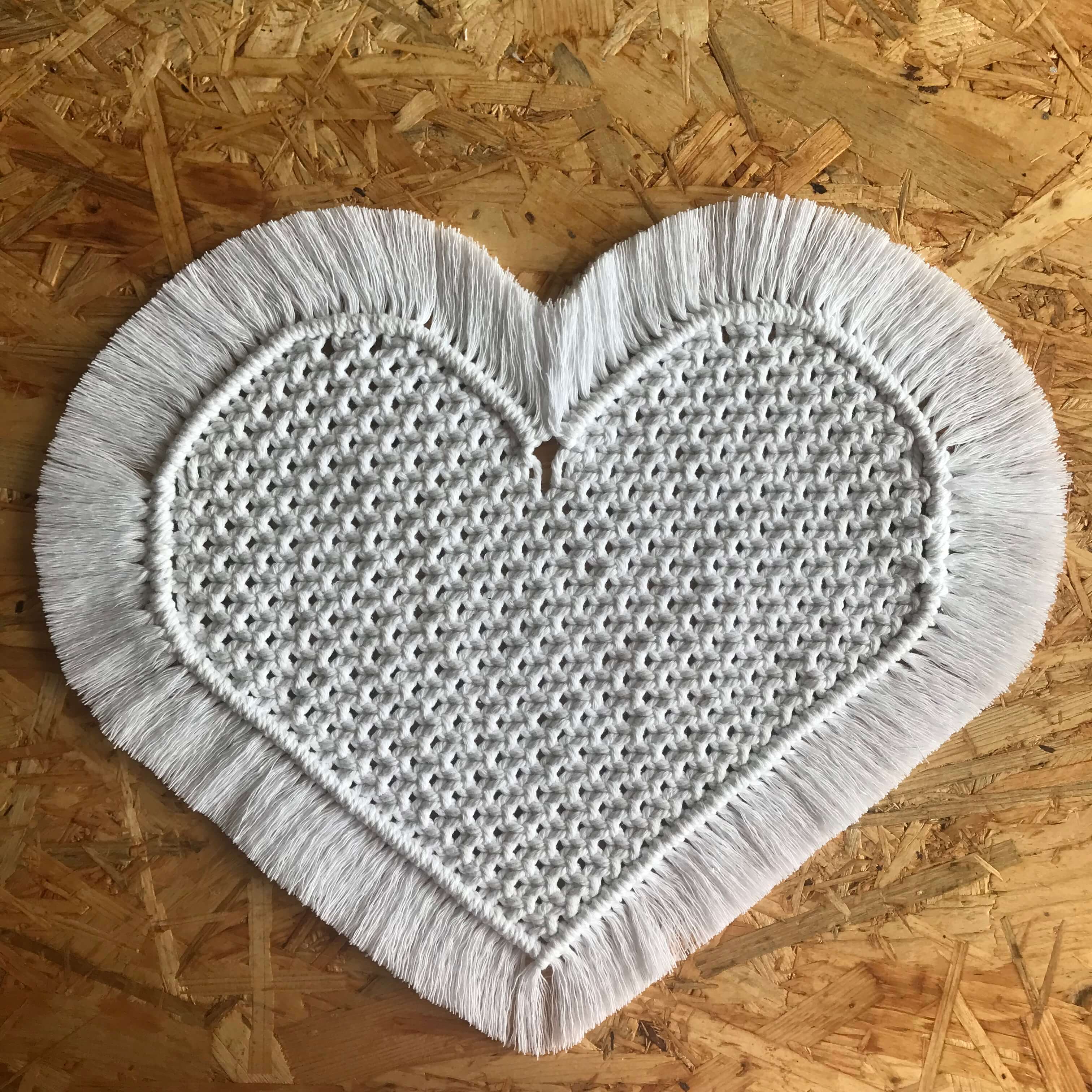 Macramé prostírání srdce