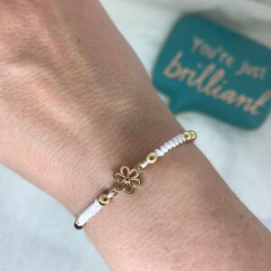 Macramé náramek květina s korálky z hematitu, bílý