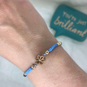 Macramé náramek květina s korálky z hematitu, modrý