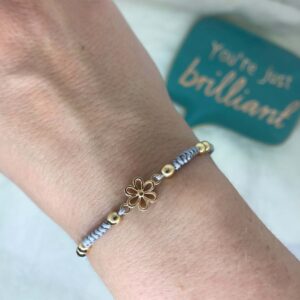 Macramé náramek květina s korálky z hematitu, šedý