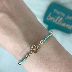 Macramé náramek květina s korálky z hematitu, zelený